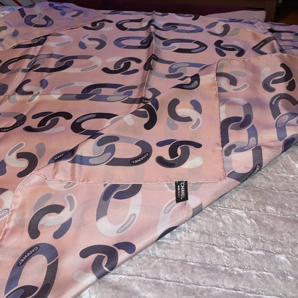 Chanel Preloved scarf excellent condition 35X35 gorgeous colors pink n gray - Picture 5 of 5